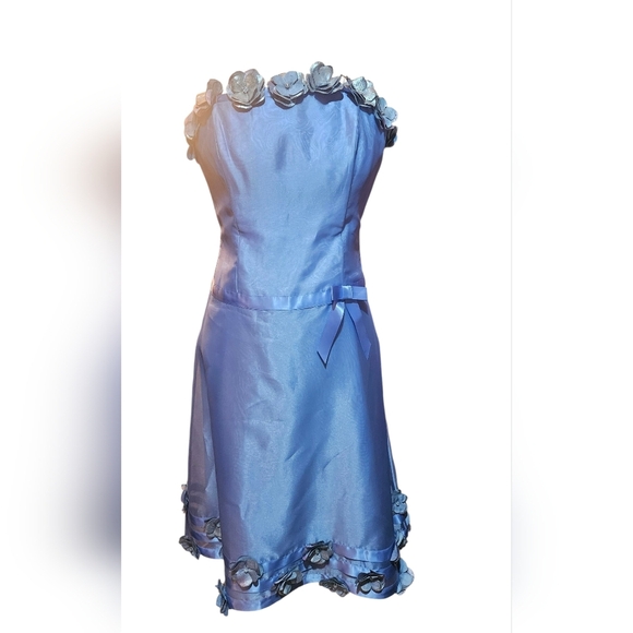 Elegant Strapless Blue Dress with Floral Details - Picture 13 of 13